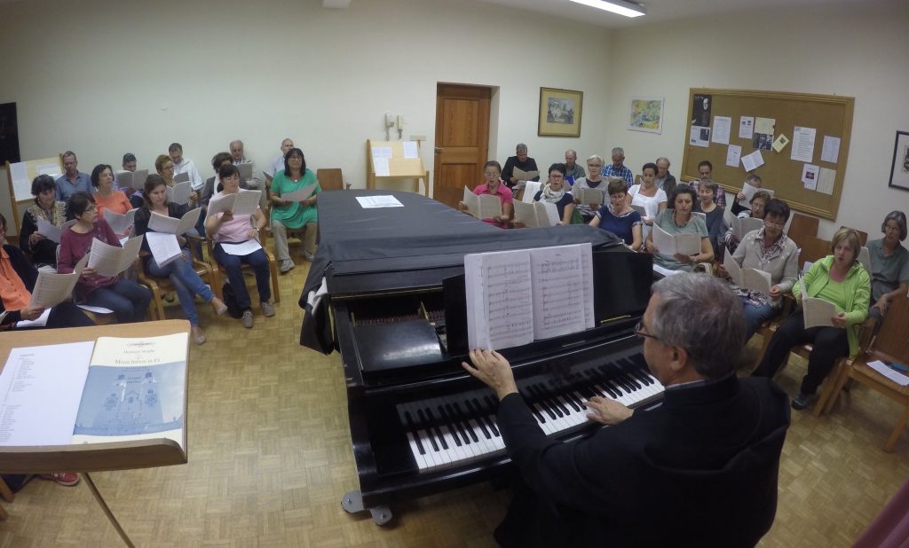 Der Stiftspfarrchor mit Chorleiter Pater Urban Stillhard bei einer Probe im Herbst 2015